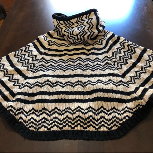 “Numph” Hooded Knitted Poncho / Sweater. Black and Ivory. Size m-l . - Picture 6 of 9